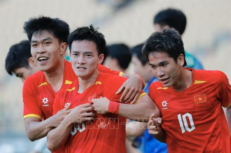 Văn Thuận gây sốt khi được FIFA đặt cạnh Jude Bellingham